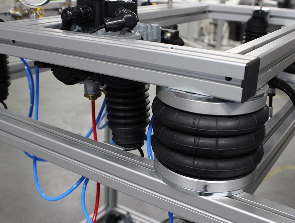 Banc étude des suspensions pneumatique des camions, avec bornier de mesure avec cadre sur roulettes